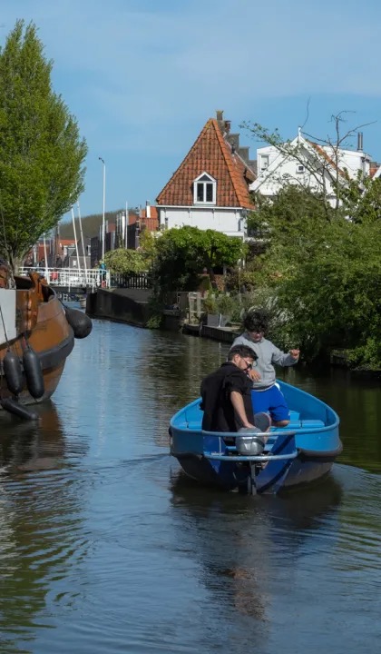 688b7049ae94eb87dbf817f0_Fluisterboot-verhuur-edam Ontdek Edam vanaf het water