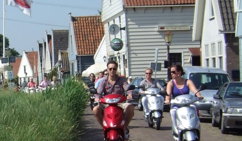 Leuk uitje in de buurt van Edam, Volendam | Scooter experience Scooter huren Brommer huren | Groepsaccommodatie Leeuwendaal